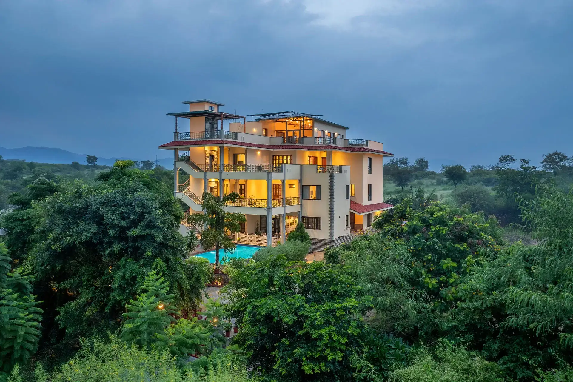 Luxury Stay Near Fateh Sagar Lake